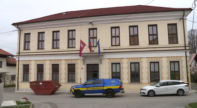 Civilni zaščiti pomagajo številni prostovoljci, vladne in nevladne organizacije, vrtec Postojna pa bo s skupino otrok, starih od štirih do šestih lep, okrasil stavbo. FOTO: 4 Ukom
