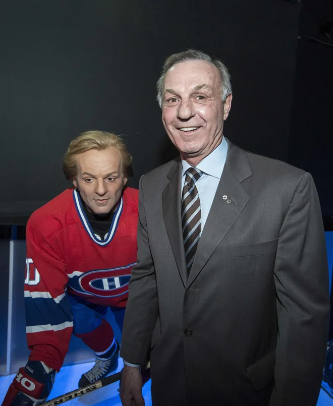 Guy Lafleur pozira ob svoji voščeni figuri. FOTO: Rogerio Barbosa/AFP

