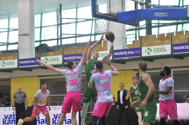 Jurij Macura (z žogo) je ob novem porazu zbral 13 točk in 5 skokov. FOTO: ABA

