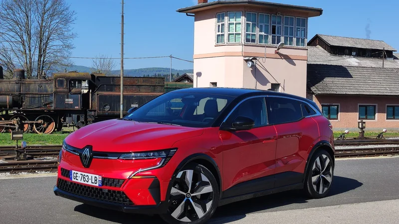 Novi renault megane dosedanjega ne upokojuje, mu pa dodaja baterijsko-električni pogon. Sodobna oblika privablja poglede, a hkrati nesporno spominja na dosedanje megane. FOTO: Boštjan Okorn