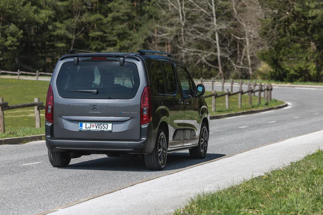 Koliko ljudi bo prepričal ta velikoprostorec v dragi izvedbi na elektriko? FOTO: Žiga Intihar
