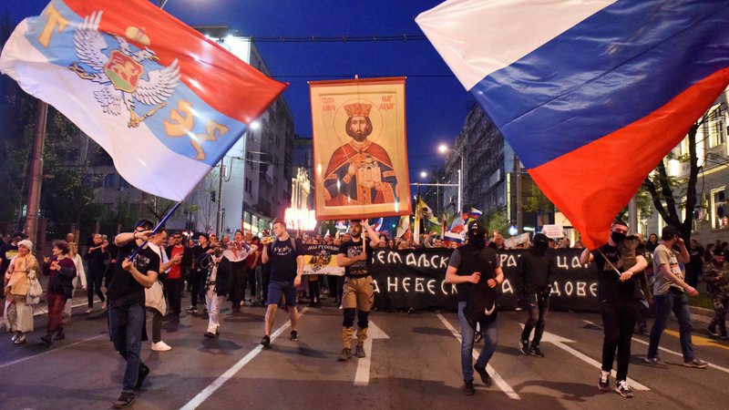 Fotografija: Minuli teden so na protestu v Beogradu skupaj vihrale srbske in ruske zastave. Foto Zorana Jevtić/Reuters
