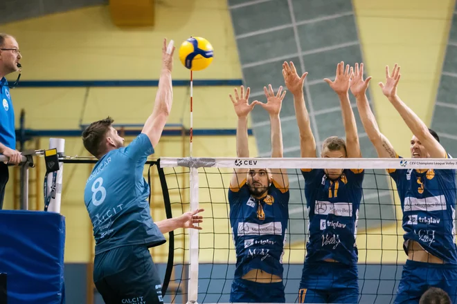 Jan Klobučar, levo v napadu, je tokrat za Calcit zbral 18 točk. FOTO: Klemen Brumec/ACH Volley
