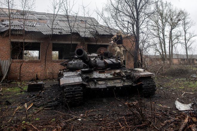 Uničen ruski tank v okolici Kijeva. FOTO: Alkis Konstantinidis/ Reuters
