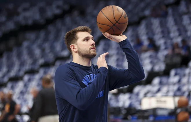 Luka Dončić vneto vadi z žogo in čaka na zeleno luč za nastop v majici Dallasa. FOTO: Kevin Jairaj/Usa Today Sports
