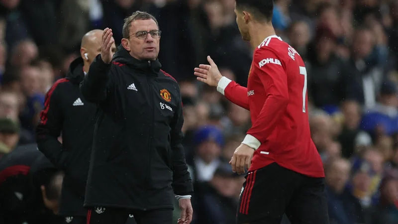 Fotografija: Trener Ralf Rangnick in prvi as Manchester Uniteda Cristiano Ronaldo. FOTO: Lee Smith/Reuters