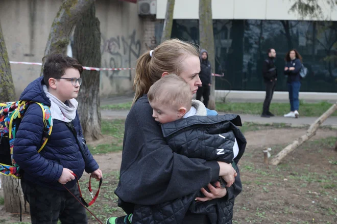 Ljudje zapuščajo stanovanjska naselja v Odesi po napadu ruskih sil.&nbsp;FOTO: Oleksandr Gimanov/AFP

