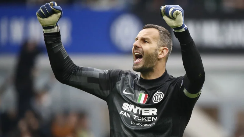 Fotografija: Samir Handanović in Inter so se veselili novega uspeha, boj za prvaka z AC Milanom je ogorčen. FOTO: Alessandro Garofalo/Reuters
