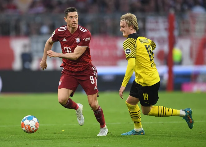 Poljski ostrostrelec Robert Lewandowski je zadel tudi tokrat, namreč v derbiju proti Borussii iz Dortmunda. FOTO: Andreas Gebert/Reuters
