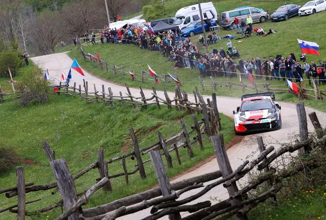 Kalle Rovanperä na Hrvaškem ob slovenskih zastavah vozi zmagi naproti. FOTO: Damir Senčar/AFP
