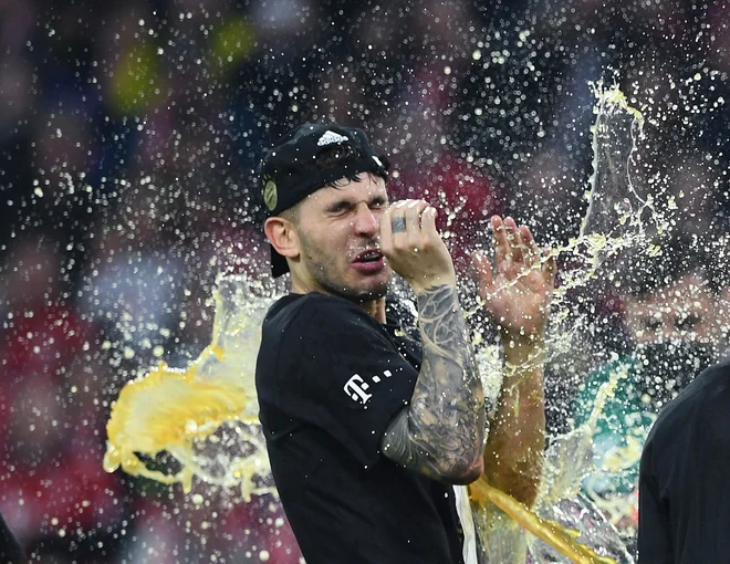 Pri Bayernovih igralcih in v Münchnu je pivo ob desetem zaporednem naslovu prvaka teklo (še teče) v potokih. FOTO: Christof Stache/AFP
