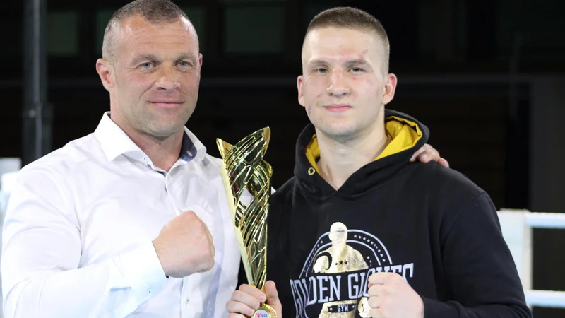 Fotografija: Robert Reher, predsednik Boksarske zveze Slovenije, je priznanje za najboljšega borca v članski konkurenci izročil Nejcu Petriču (desno). FOTO: Lana Rašić