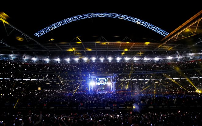 Na Wembleyju se je zbralo kar 94.000 ljubiteljev boksa. FOTO: Peter Cziborra/Reuters

