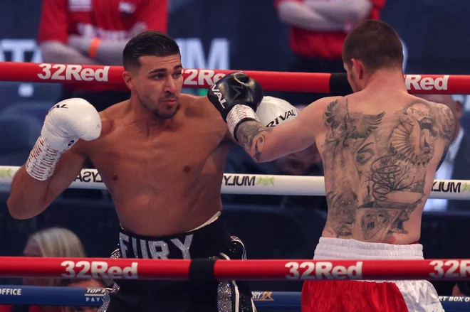 Uspešen je bil tudi Tysonov polbrat Tommy Fury (levo). FOTO: Adrian Dennis/AFP
