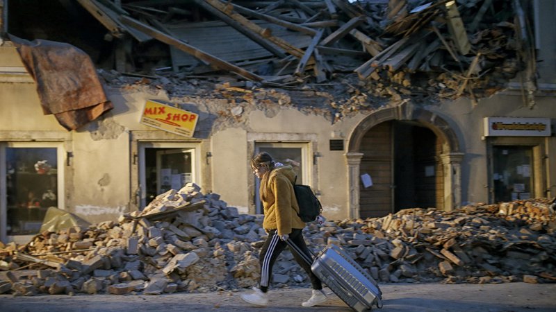 Fotografija: Posledice potresa v hrvaškem mestu Petrinja decembra 2020.  FOTO: Blaž Samec
