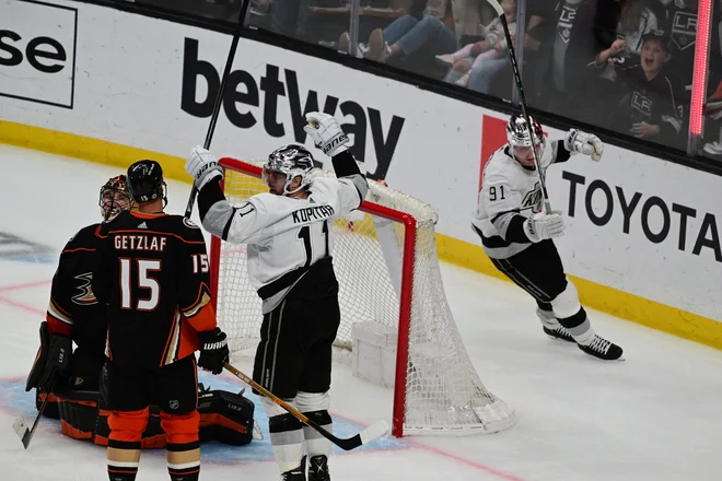 Takole se je veselil s soigralci Anže Kopitar (št. 11). FOTO: Richard Mackson/Usa Today Sports
