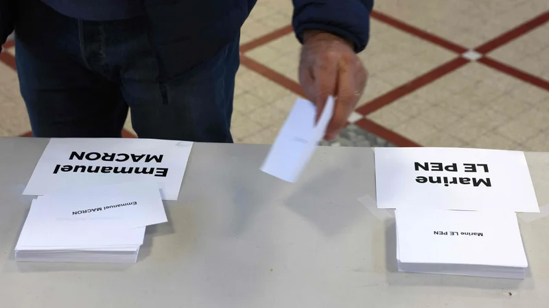 Fotografija: Ob 20. uri bodo objavili izide vzporednih volitev, ki so 10. aprila v prvem krogu precej natančno napovedale rezultat. FOTO: Thomas Coex/Afp