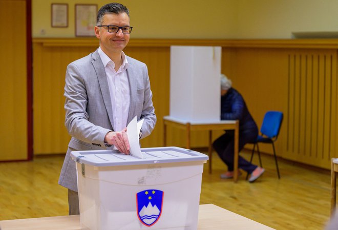 Marjan Šarec je volil v domačem Kamniku. FOTO: Jure Makovec/Afp
