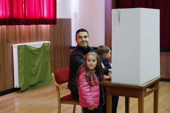 Matej Tonin na volišču na Lazah v Tuhinju. FOTO: Leon Vidic/Delo
