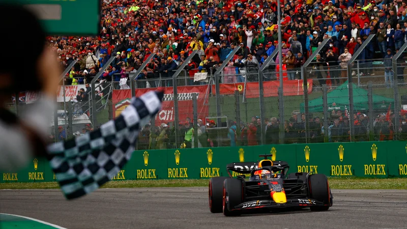 Fotografija: Max Verstappen je prvi prevozil ciljno črto v Imoli. FOTO: Foto Guglielmo Mangiapane/AFP