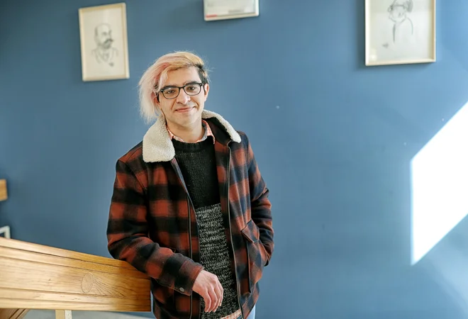 V Iraku je študiral farmacijo, v Franciji se je odločil, da začne na novo, in se vpisal na fiziko, ki jo je najprej vzljubil v poljudnoznanstveni literaturi. FOTO: Blaž Samec
