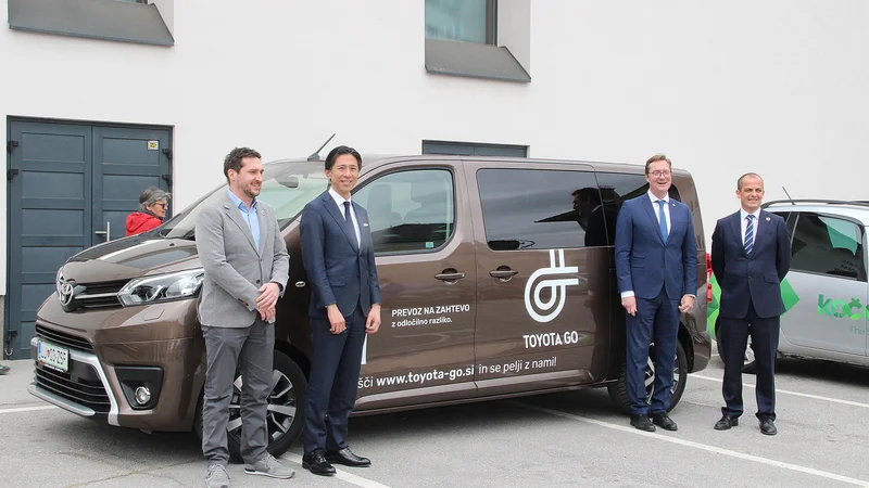 Fotografija: Partnerji projekta (z leve): Marko Zevnik, direktor zavoda Sopotniki, Yosuke Arai, predsednik Toyote Adria, Vladimir Prebilič, župan občine Kočevje, in Gregor Mauko, direktor Toyote Slovenija, so zadovoljni s tem, kako so popolnoma novo storitev sprejeli uporabniki. Foto Simona Fajfar