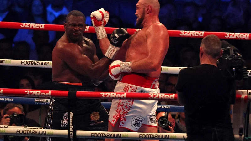 Fotografija: Tyson Fury je z briljantnim desnim aperkatom ustavil Dilliana Whyta, ki je bil nekaj trenutkov po nokavtu vidno omotičen. FOTO: Adrian Dennis/AFP