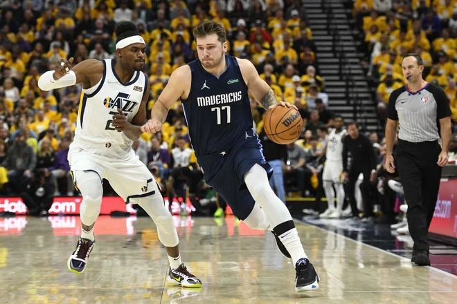 Nova obutev Dončiću (z žogo) na četrti tekmi prvega kroga končnice v Salt Lake Cityju ni prinesla sreče. FOTO: Alex Goodlett/AFP

