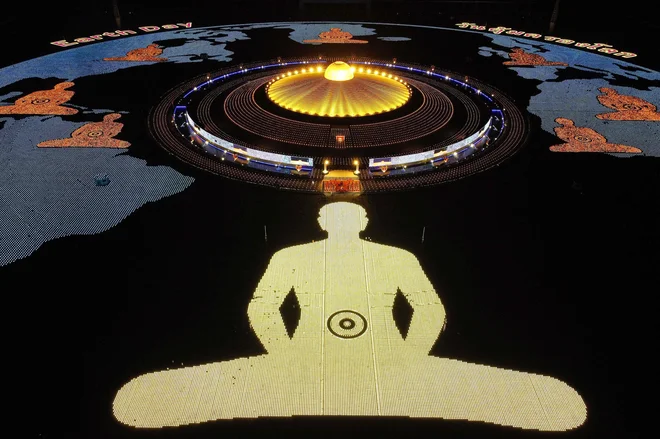 Pogled na budistični templj Wat Dhammakaya v provinci Pathum Thani, severno od Bangkoka, kjer so menihi v okviru praznovanja dneva Zemlje prižgali 250.000 lampijonov. Foto: Manan Vatsyayana/Afp