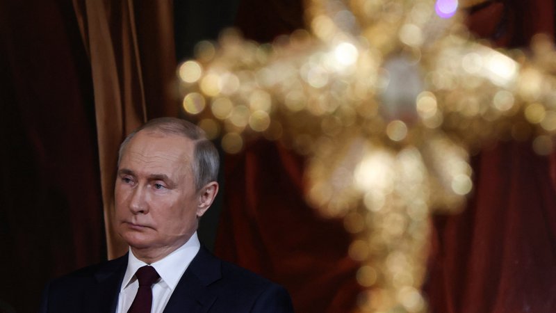 Fotografija: V tujini vedno pogosteje ugibajo o zdravju ruskega predsednika Vladimirja Putina, ki se je konec tedna v moskovski katedrali Kristusa odrešenika udeležil slovesnosti ob pravoslavni veliki noči. FOTO: Reuters
