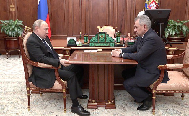Domnevna bolnika, ruski predsednik Vladimir Putin in obrambni minister Sergej Šojgu med pogovorom v Kremlju nista boila videti v najboljši formi. FOTO: Tiskovni urad Kremlja

