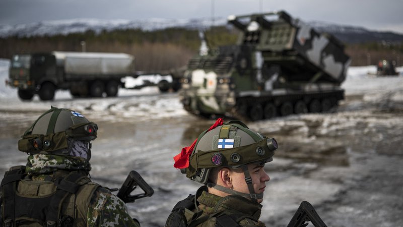 Fotografija: Na Natovi vaji Hladni odziv na Norveškem so nedavno sodelovali tudi pripadniki finskih oboroženih sil. Foto: Jonathan Nackstrand/AFP
