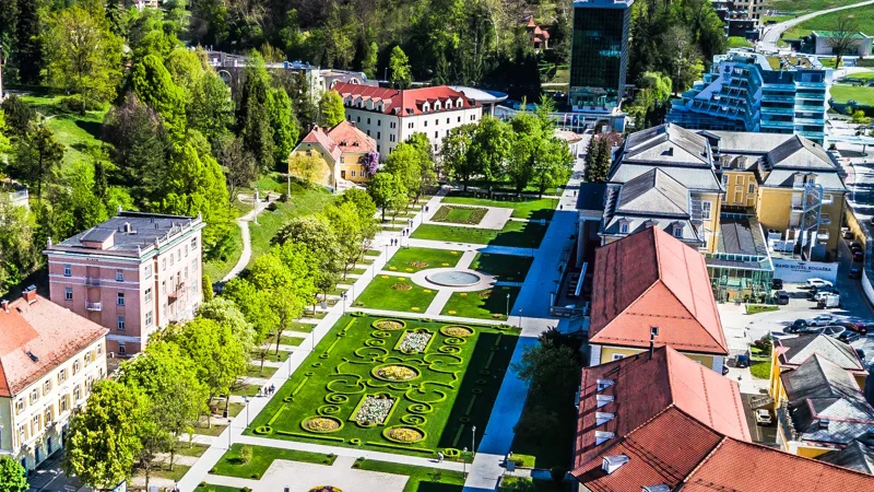 Fotografija: Kot kaže, je za premožne Ukrajince zanimiva destinacija Rogaška slatina, kjer je v zadnjem mesecu videti veliko avtomobilov z ukrajinsko registracijo. FOTO: Dokumentacija Dela
