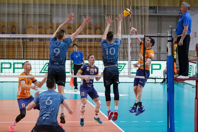 Če je kdo briljiral v letošnji nepozabni sezoni ACH Volleyja, je to Makedonec Nikola Gjorgiev (skrajno desno). FOTO: Voranc Vogel/Delo
