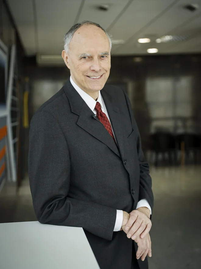 Na svetu je okoli 17.000 pospeševalnikov, od tega jih je 7000 namenjenih medicini in v njih zdravijo okoli 30 milijonov ljudi na leto. Vendar le največji omogočajo, da znanost dvignemo na višjo raven. FOTO: Jože Suhadolnik
