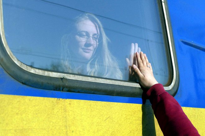 Slovo v Odesi, kjer Ukrajinka potuje proti Poljski. FOTO: Stringer/Reuters
