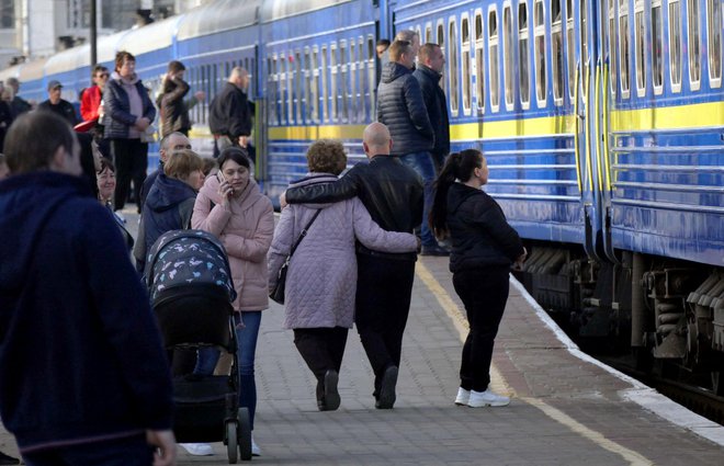 Ljudje na železniški postaji v Przemyslu na Poljskem. FOTO: Igor Tkachenko/Stringer/Reuters
