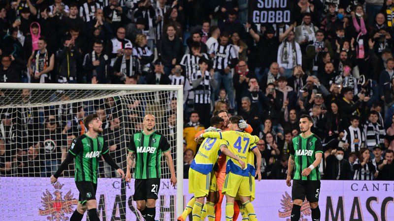 Fotografija: Veselje nogometašev Juventusa po izjemno pomembni zmagi. FOTO: Alberto Lingria/Reuters
