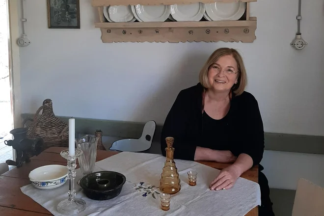&raquo;Že od malega so me zanimale sledi, ki so jih pustili predniki v teh krajih, in stari predmeti,&laquo; pravi Mojca Skender. Foto Brane Maselj
