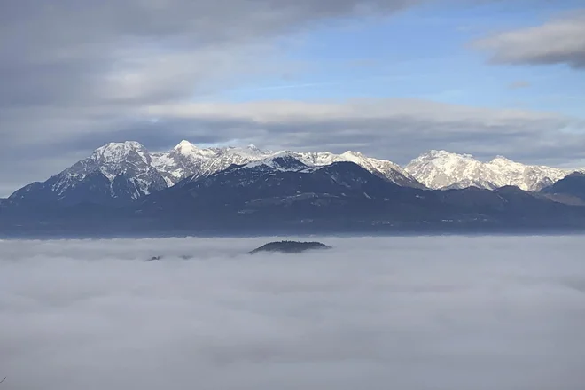 Pogled na Kamniške alpe in Krvavec. FOTO: Jure Eržen/Delo
