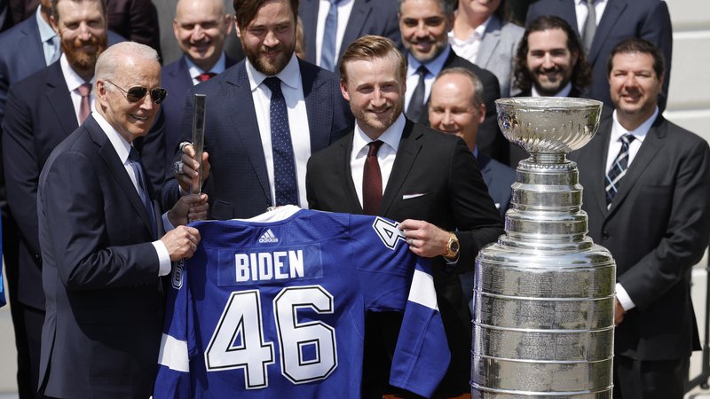 Fotografija: Ameriški predsednik Joe Biden in hokejisti Tampa Bay Lightning med sprejemom v Beli hiši. FOTO: Geoff Burke/Usa Today Sports

