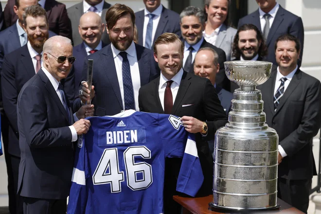 Ameriški predsednik Joe Biden in hokejisti Tampa Bay Lightning med sprejemom v Beli hiši. FOTO: Geoff Burke/Usa Today Sports
