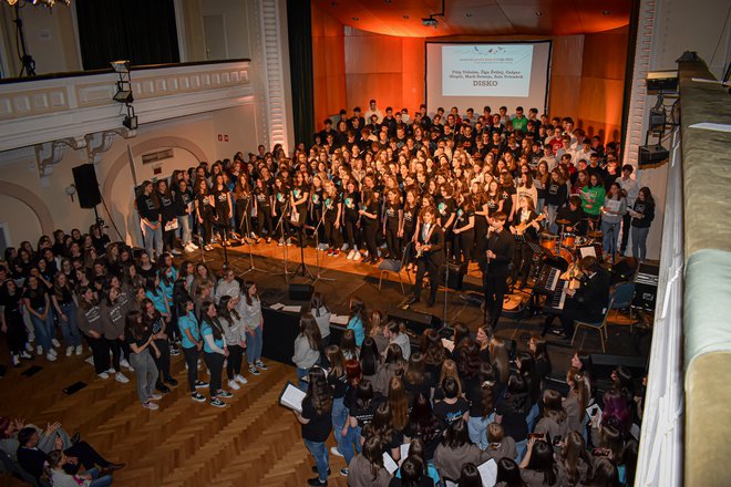 Na Mladinskem pevskem festivalu v ponedeljek so svojo uspešnico Disko zapeli z več kot tristo mladimi iz vse Slovenije. FOTO: GCC
