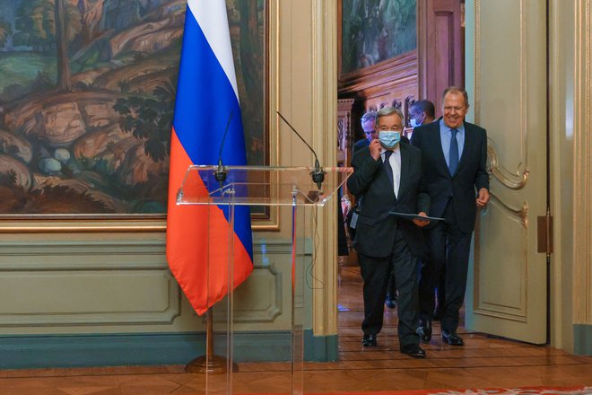 Generalni sekretar ZN Antonio Guterres in ruski zunanji minister Sergej Lavrov po današnjem srečanju v Moskvi. FOTO: AFP
