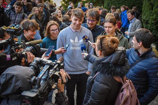 Da gimnazija diha z njimi, se je pokazalo že na sprejemu, ko so prišli ovenčani z zmago na Emi. FOTO: GCC
