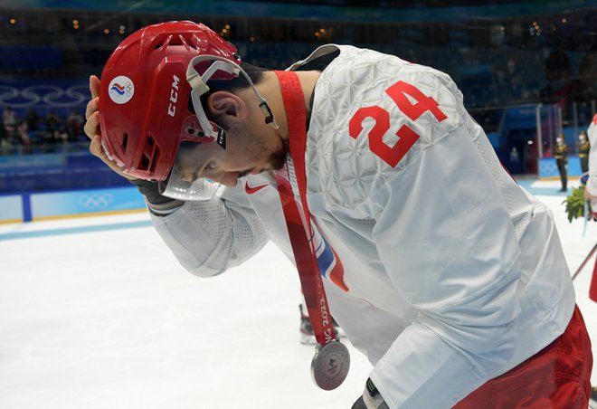 Razočarani Artur Kajumov po finalni tekmi letošnjega olimpijskega turnirja v Pekingu, kjer je izbrano vrsto Ruskega olimpijskega komiteja premagala Finska. FOTO: Annegret Hilse/Reuters
