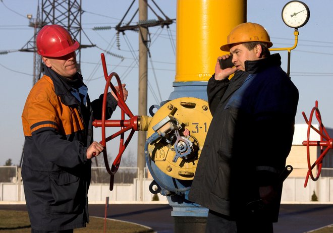 Delavca na plinski kompresijskim postaji plinovoda Jamal v bližini Minska- FOTO: Vasily Fedosenko/Reuters
