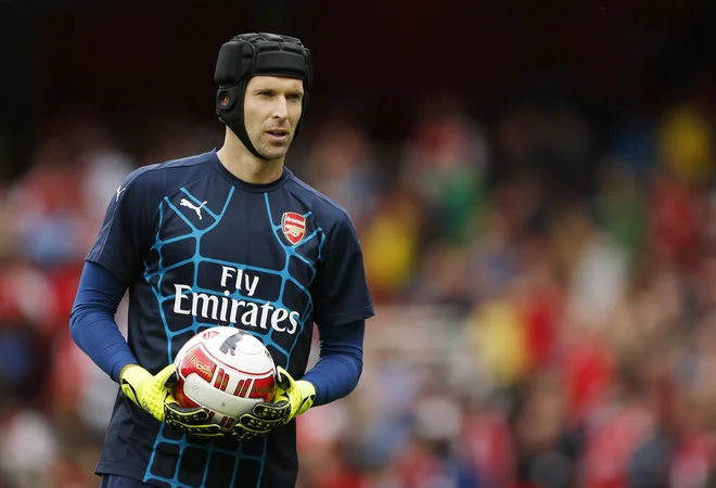 Petr Čech je vse od poškodbe, ki jo je leta 2006 utrpel po trčenju z nasprotnim nogometašem, nosil zaščitno &raquo;čelado&laquo;. FOTO: John Sibley/Reuters
