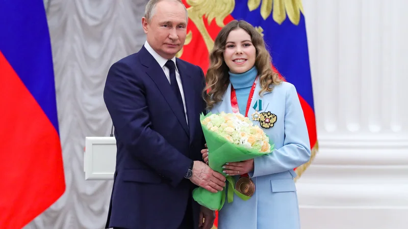 Vladimir Putin je v Kremlju sprejel številne znane športnike, tudi umetnostno drsalko Anastasio Mišino, ki se je z olimpijskih iger v Pekingu vrnila z zlato kolajno.&nbsp;FOTO: Sputnik/Mihail Klimentjev/Kremlin/Reuters
