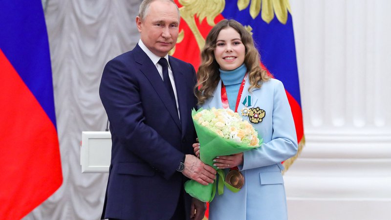 Fotografija: Vladimir Putin je v Kremlju sprejel številne znane športnike, tudi umetnostno drsalko Anastasio Mišino, ki se je z olimpijskih iger v Pekingu vrnila z zlato kolajno. FOTO: Sputnik/Mihail Klimentjev/Kremlin/Reuters
